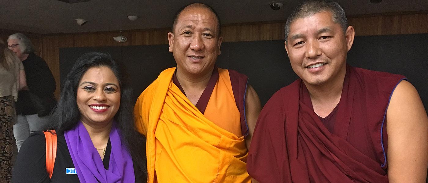 亚洲研究教授和两个西藏僧侣