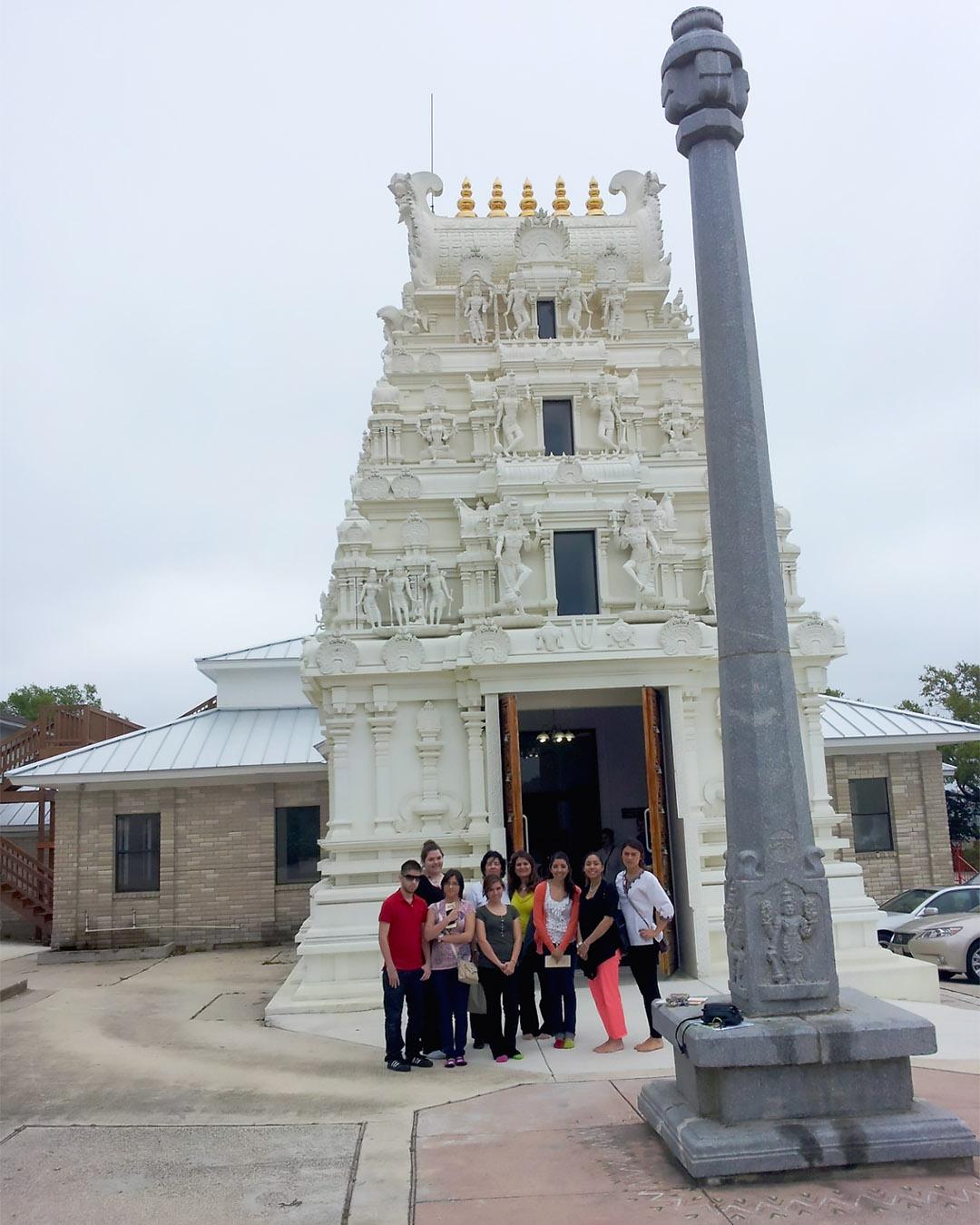 uw学生在德克萨斯州Helotes的印度教寺庙前