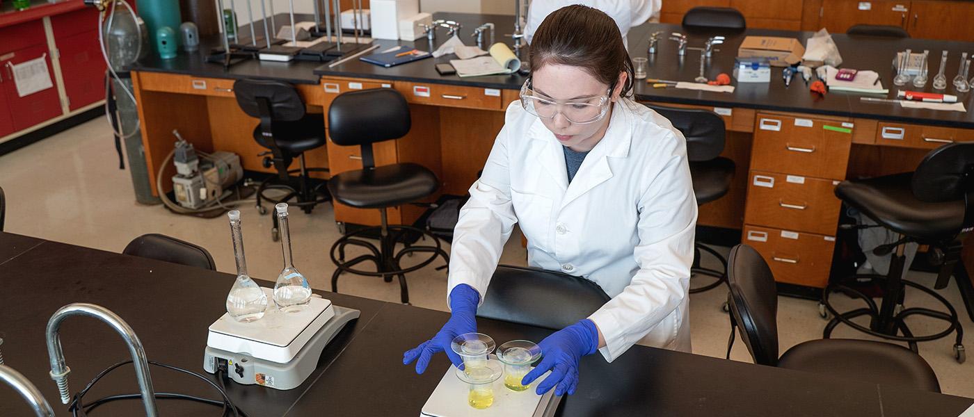 化学系学生在实验室用热板加热一种黄色物质
