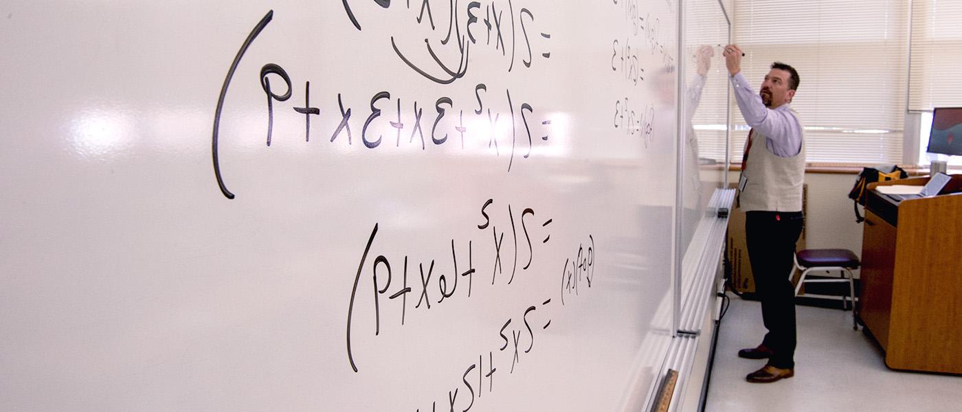 数学教授上课时在白板上写方程式